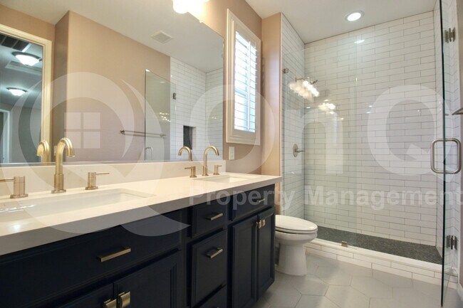 Building Photo - 2872 E Redwood Pl