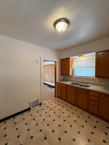 Building Photo - 613 Wildwood Ave