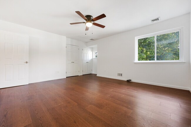 Building Photo - 75 Cos Cob Ave