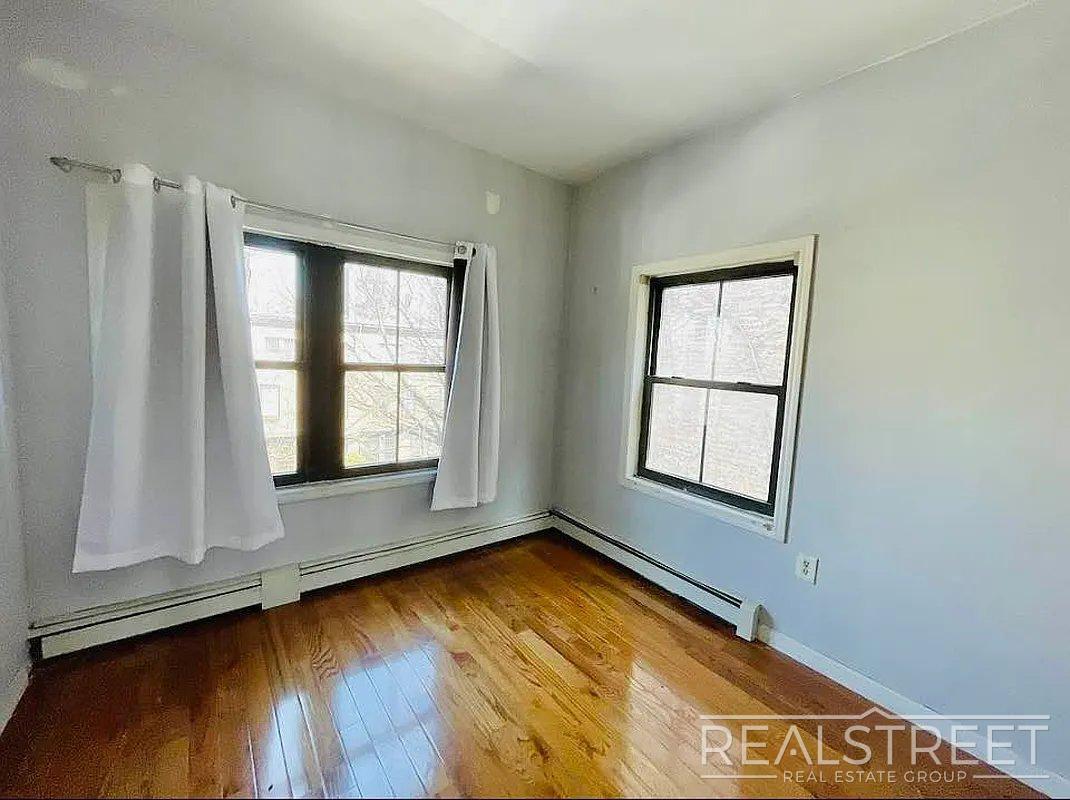 Building Photo - Stunning 1,600 SF Gut-Renovated Duplex Pen...