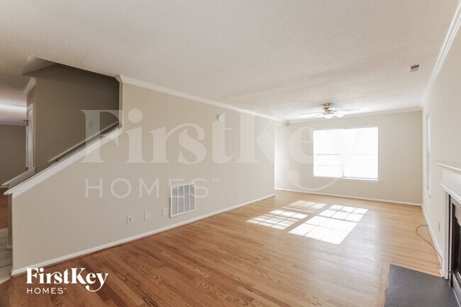 Building Photo - 2400 Devon Dr
