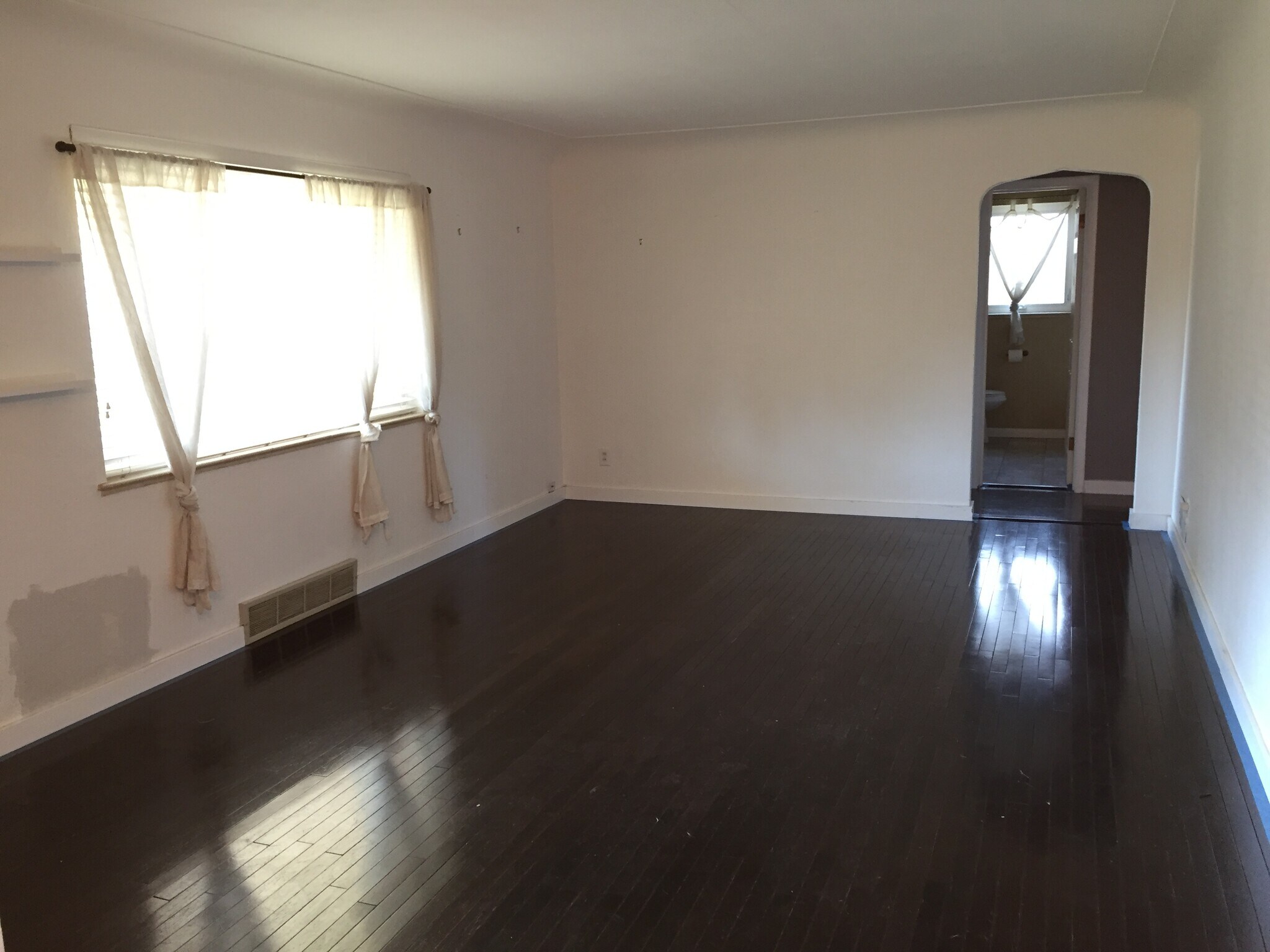 Living room - 4660 Perry St