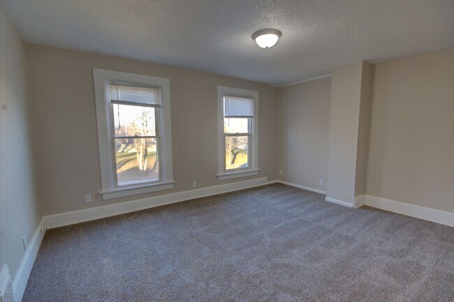 Building Photo - SL POS929