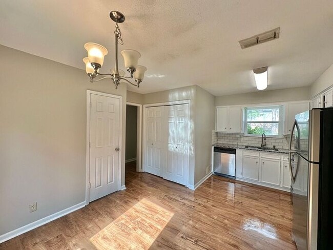 Building Photo - Available Now! Beautiful 3 Bedroom 2 Bath ...