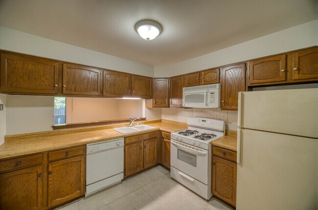 Building Photo - 8235 Poplar Ln