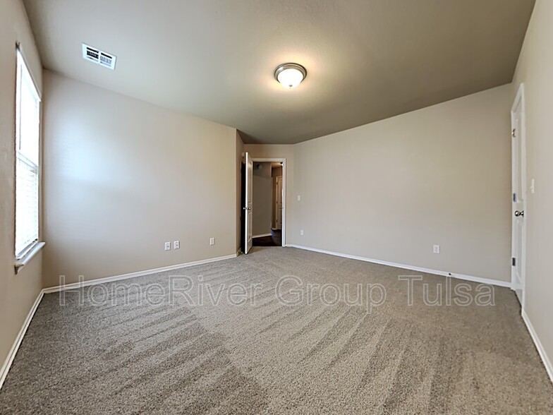 Building Photo - 9016 N 156th E Ave