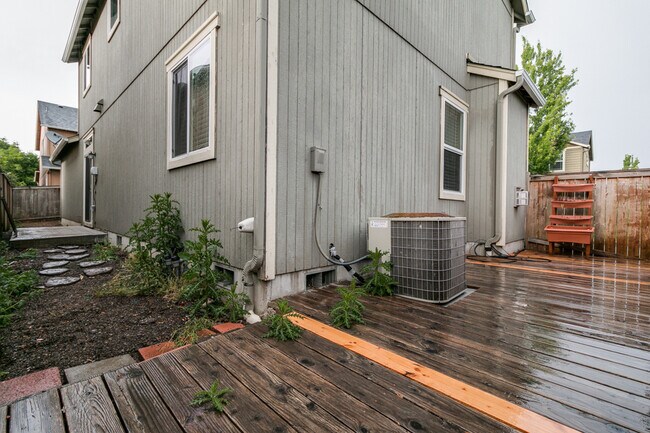 Building Photo - Beautiful 3-Bedroom, 2.5-Bath Home With Of...