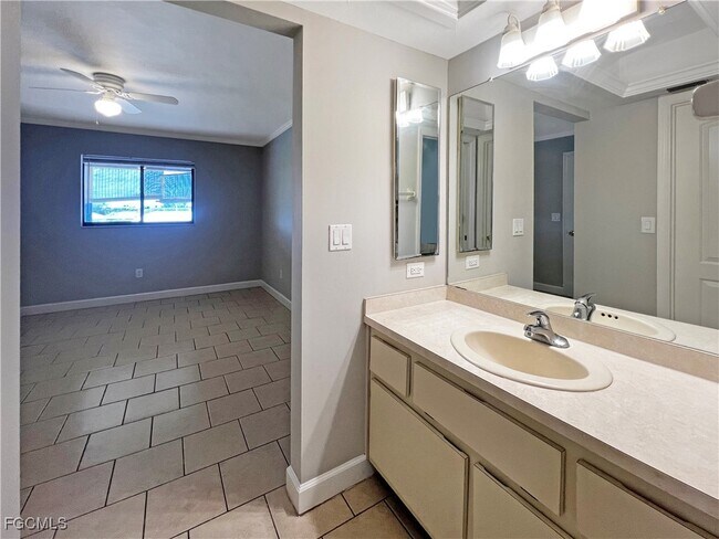 Building Photo - 4530 SW 10th Ave