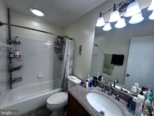 Building Photo - 9579 Tudor Oaks Dr
