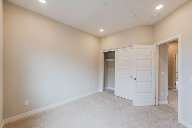 Building Photo - Newer townhome rental located in the gated One Seven Eight community!
