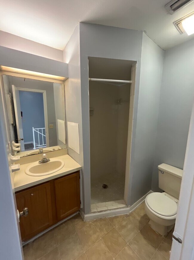 Building Photo - For Rent-2-bedroom, 2.5-bathroom located in the vibrant community of Tampa