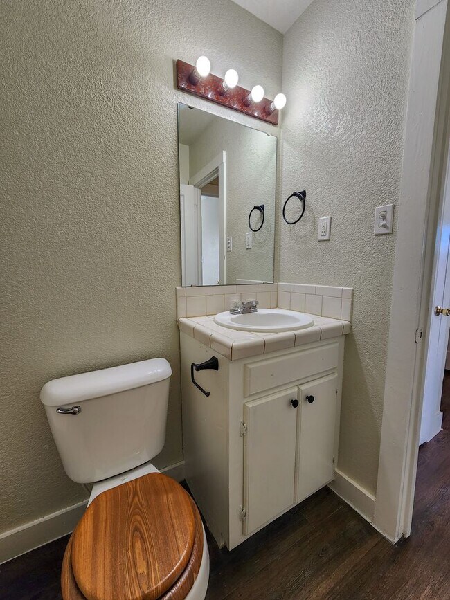 Building Photo - Newly Renovated 3 bedroom 1 bath home in Shawnee