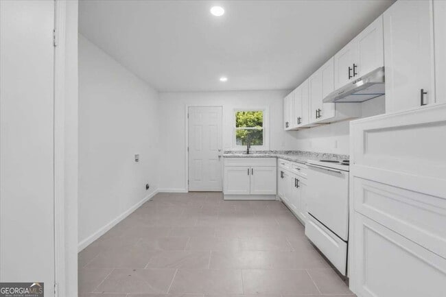 Building Photo - 608 N College Dr