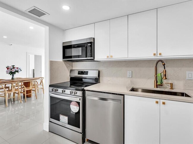 Building Photo - 20515 E Country Club Dr