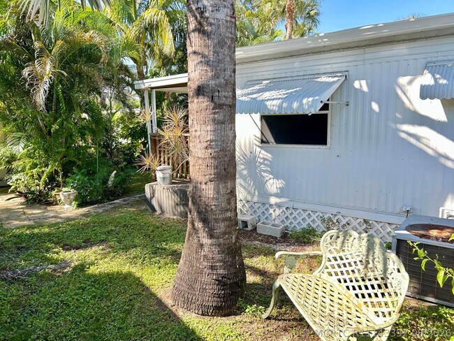Building Photo - 425 Bougainvilla Dr
