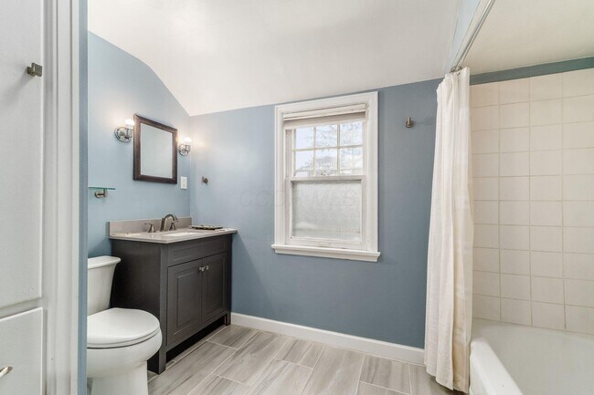 Building Photo - 683 S Roosevelt Ave