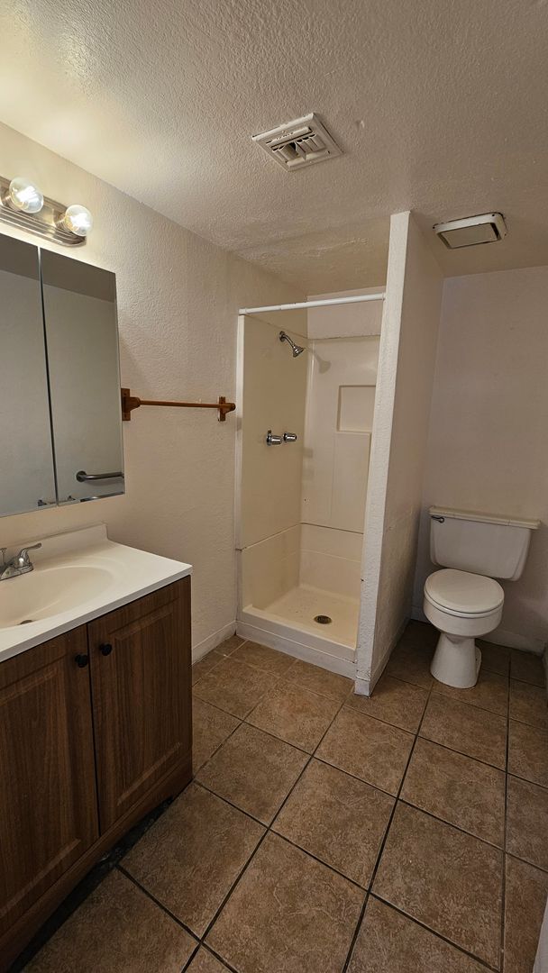 Building Photo - Don't miss this Eastside 2 bedroom/1 bath apartment home! **Move in Special**