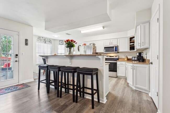 Building Photo - Spacious 4 BDRM 2.5 BA