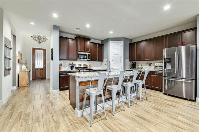 Building Photo - 6825 Leonardo Dr