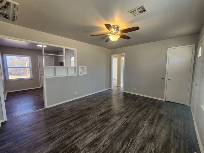 Building Photo - Cute 2 bed 1 bath house with 1 car garage