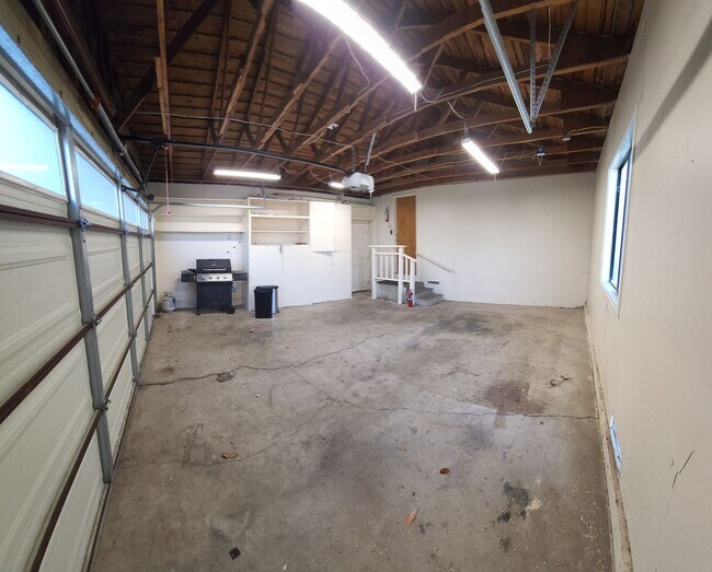 Building Photo - 5 Bedroom 3 bathroom in close proximity to POLY CAMPUS!