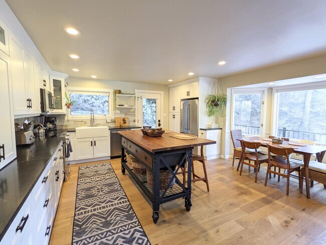 Building Photo - 32114 Upper Bear Creek Rd