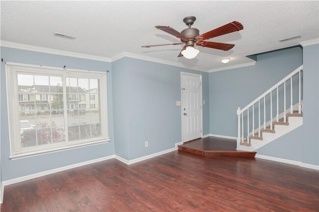 Building Photo - "Spacious Townhouse in Prime Location – Cl...