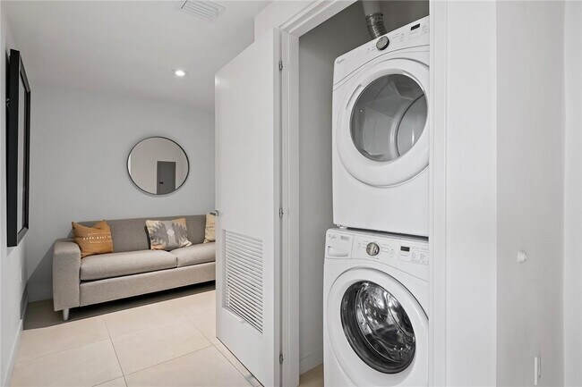 Building Photo - 401 N Birch Rd