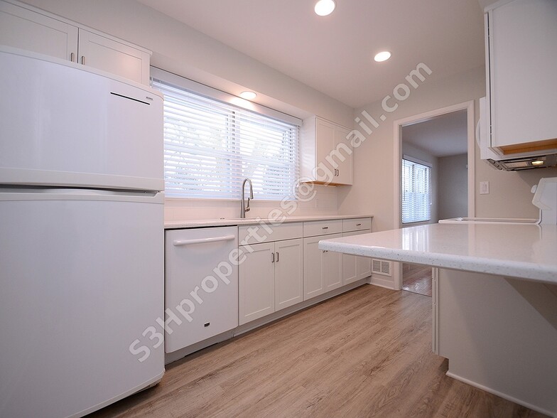 Building Photo - 5630 Erskine St