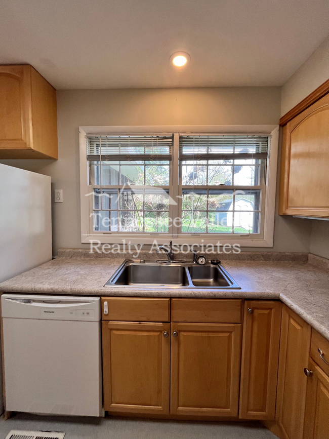 Building Photo - STUNNING 3 BED/2 BATH with Amazing Outdoor...