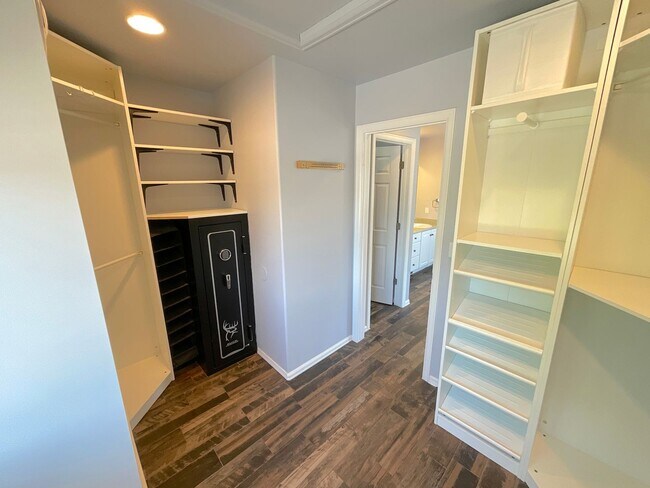 Building Photo - 6 Bedroom Home Available Near North Gate B...