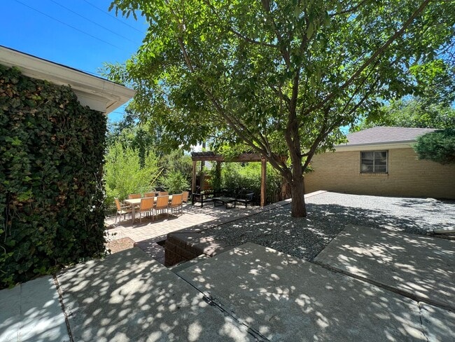 Building Photo - Mid Century Modern Ranch in Virginia Village!