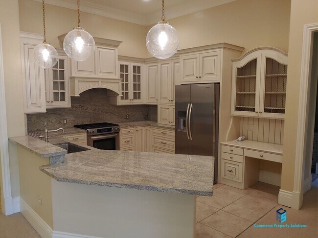 Building Photo - Stunning Penthouse Unit with Beautiful Views available for Rent!