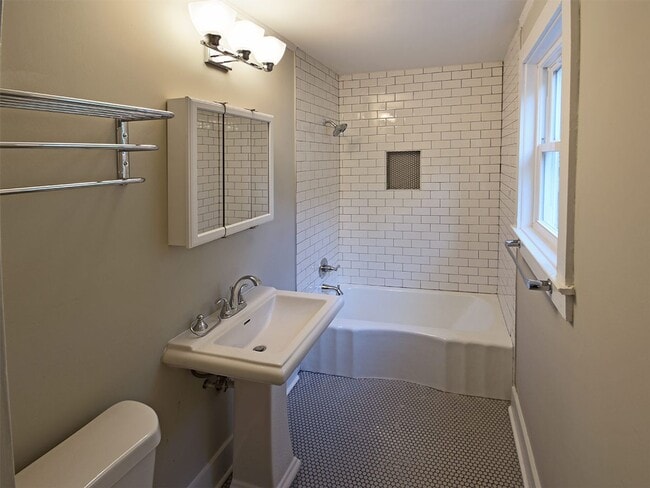 Building Photo - Updated 1 Bedroom in Cooper Young!!