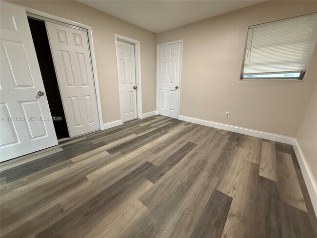 Building Photo - 3033 NW 43rd Ave