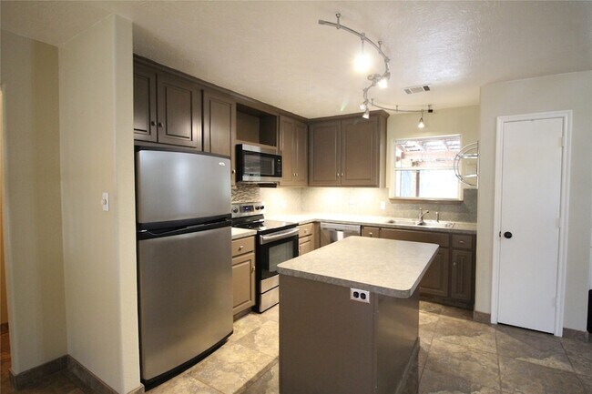 Building Photo - 16405 Sun View Ln