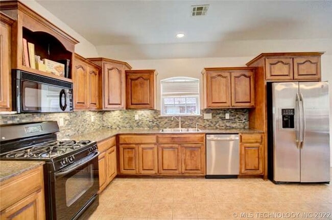 Building Photo - Large open 3 bed, 3 car Garage in The Highlands at Forest Ridge