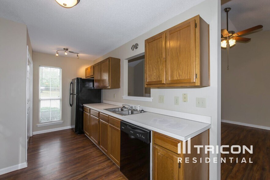 Building Photo - 121 Green Rose Rd