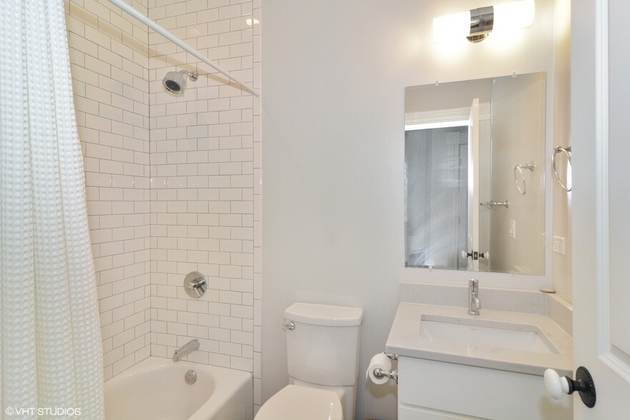 Building Photo - 447 W Webster Ave