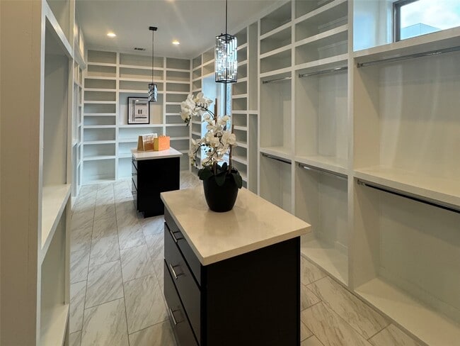 Building Photo - 1902 W 25th St