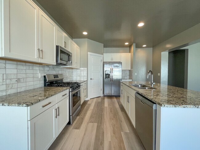 Building Photo - 2592 E Blackstone Dr