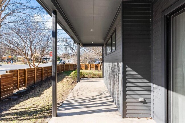 Building Photo - 1719 Bluebonnet Ln