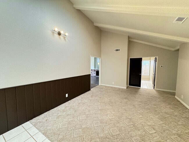 Building Photo - Beautifully Maintained 4Bd/2Ba Home w/Large Back Yard and Fruit Trees!