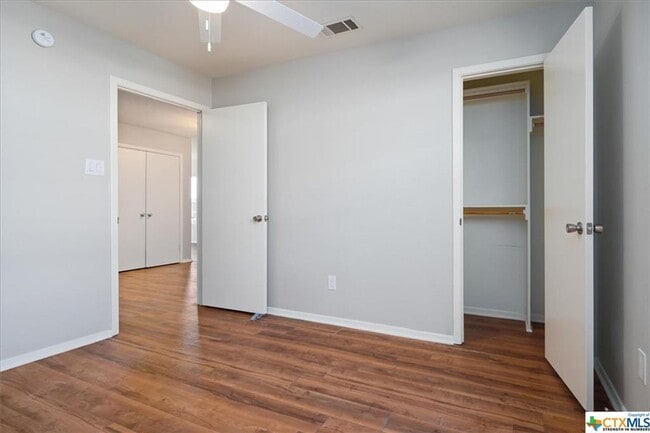 Building Photo - 3 Bedroom Duplex with fenced private yard!