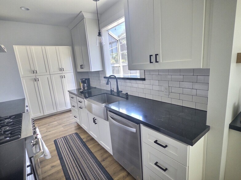 Building Photo - 3737 Paloma Dr