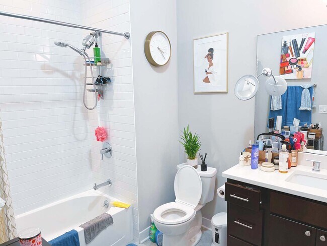 Building Photo - 6125 N Clark St