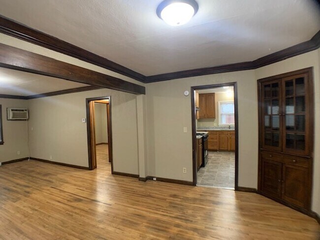 Building Photo - 1130 6th St E