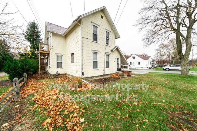 Building Photo - 870 S Main St