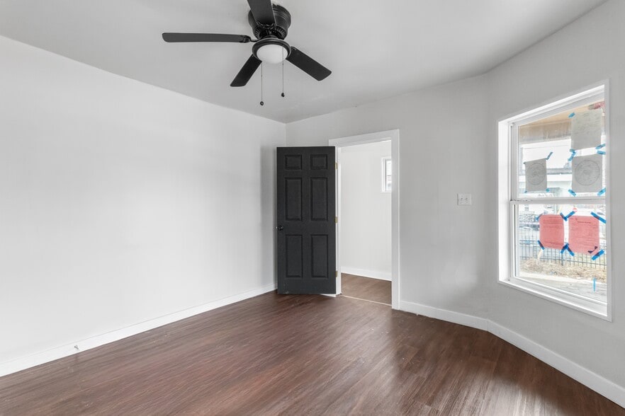 Building Photo - 3312 E 9th St