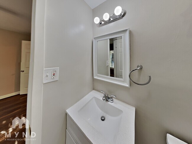 Building Photo - 512 E University Ave